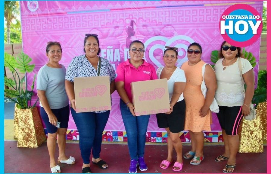 Atenea entrega despensas a mujeres de Isla Mujeres