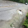 Piden limpieza y bacheo en carretera hacia Tres Reyes