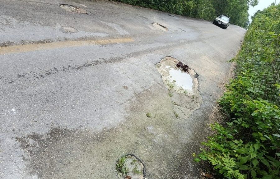 Piden limpieza y bacheo en carretera hacia Tres Reyes