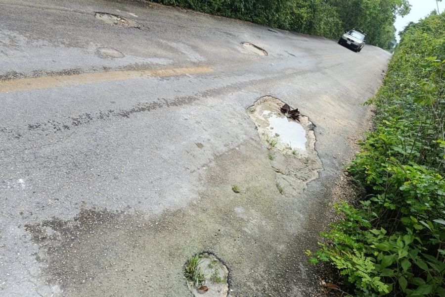 Piden limpieza y bacheo en carretera hacia Tres Reyes