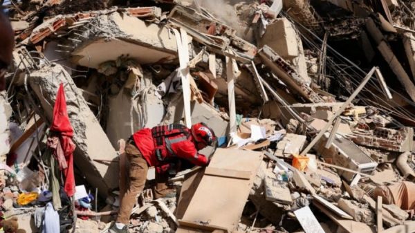 Terremoto en Venezuela deja 920 muertos; continúan labores de rescate