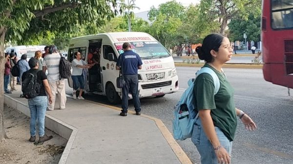Largas filas y saturación en transporte público de Cancún