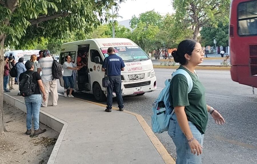 Largas filas y saturación en transporte público de Cancún
