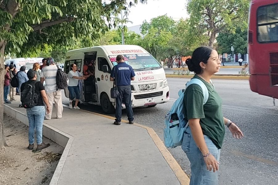 Largas filas y saturación en transporte público de Cancún