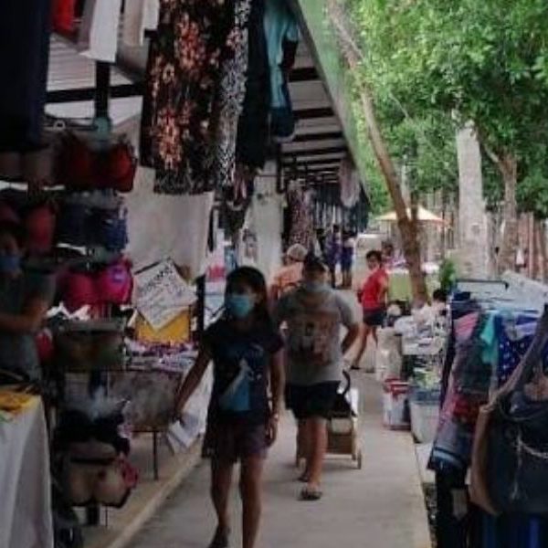 Retiran a 100 comerciantes de parque en Villas del Sol