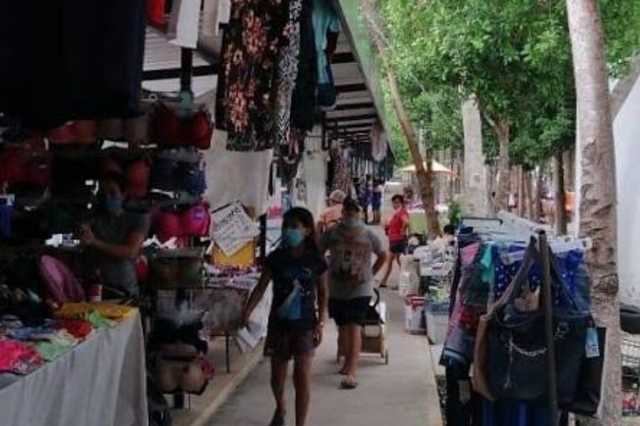 Retiran a 100 comerciantes de parque en Villas del Sol