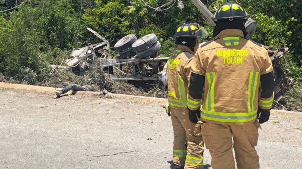 Muere trabajador tras volcadura de volquete en la carretera 307