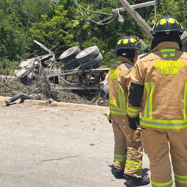 Muere trabajador tras volcadura de volquete en la carretera 307