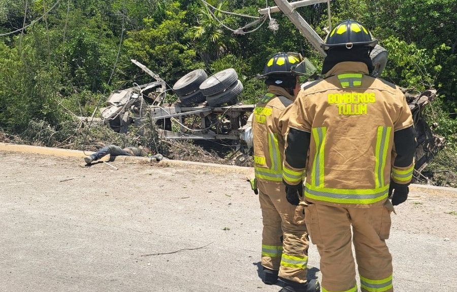 Muere trabajador tras volcadura de volquete en la carretera 307