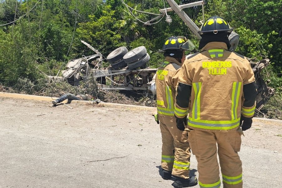 Muere trabajador tras volcadura de volquete en la carretera 307
