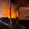 Camioneta se incendia tras chocar contra un poste y muro