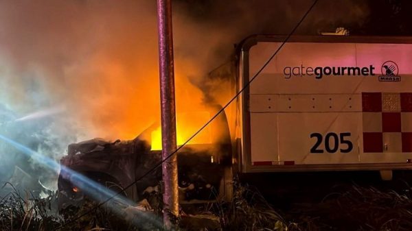 Camioneta se incendia tras chocar contra un poste y muro