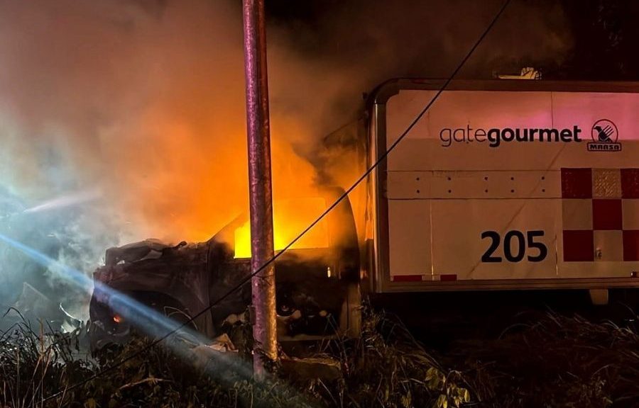 Camioneta se incendia tras chocar contra un poste y muro