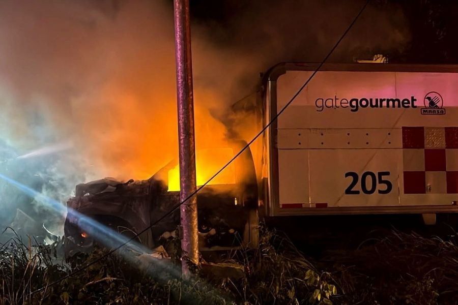 Camioneta se incendia tras chocar contra un poste y muro