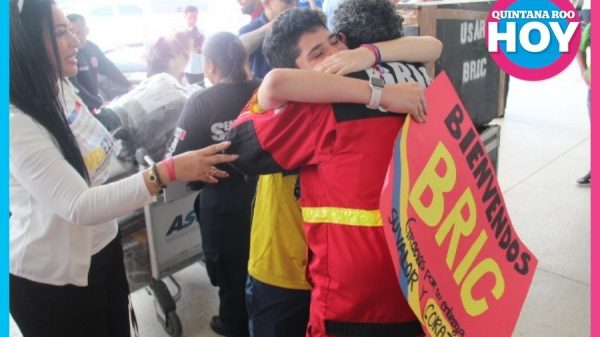 Cancún recibe a brigadistas que participaron en rescate en Venezuela