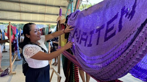 Mujeres mayas de Xhazil Sur recuperan el arte de urdir hamacas