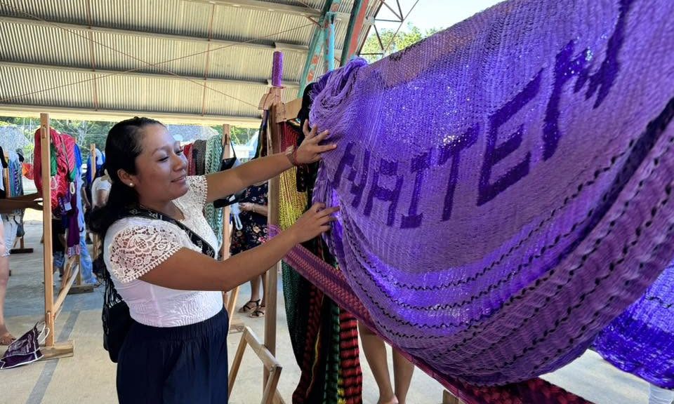 Mujeres mayas de Xhazil Sur recuperan el arte de urdir hamacas