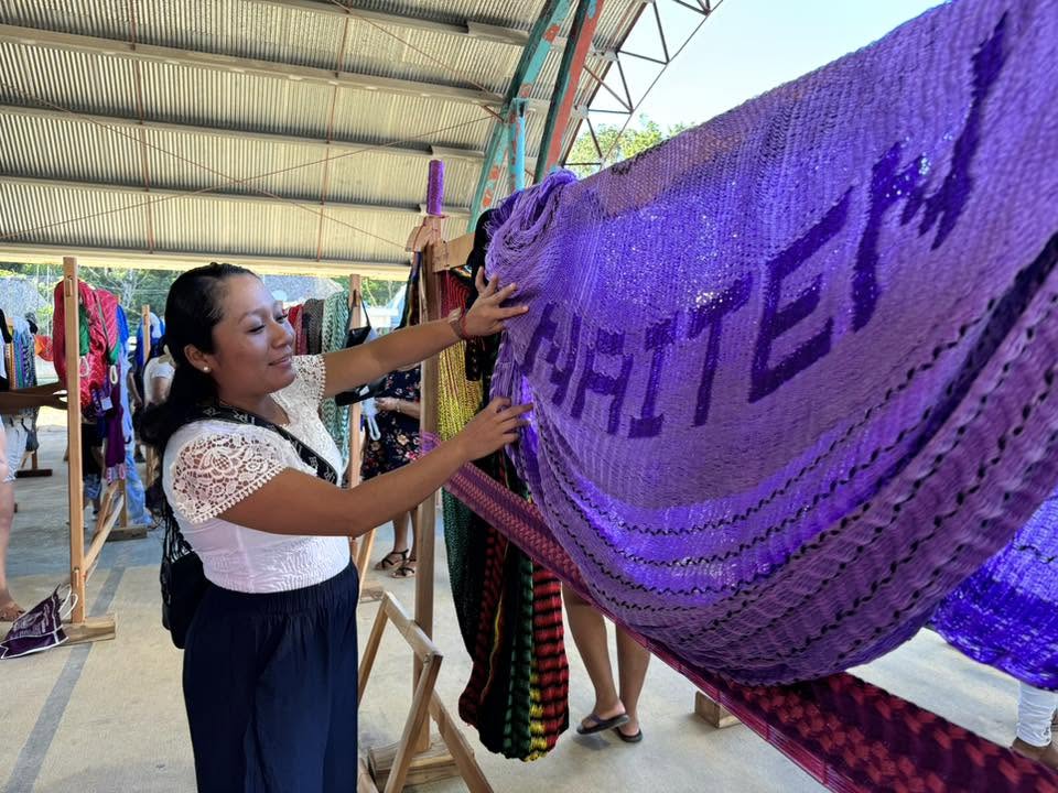 Mujeres mayas de Xhazil Sur recuperan el arte de urdir hamacas