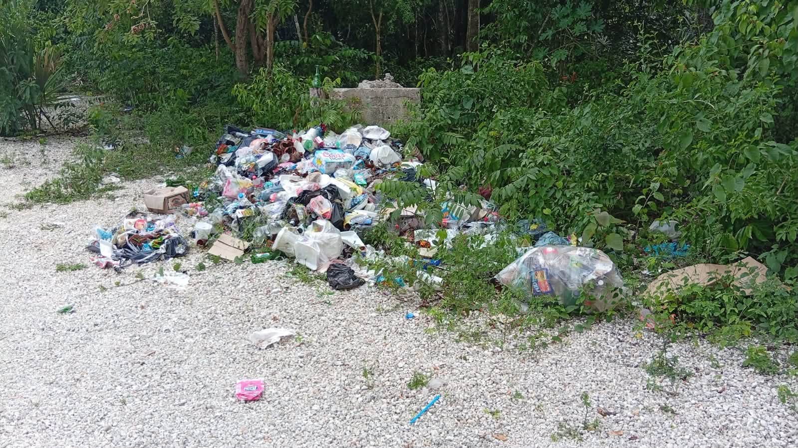 Evidencian descuido y basura en lagunas de Felipe Carrillo Puerto