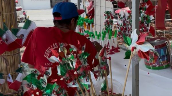 Cancún se pinta de verde, blanco y rojo con venta de artículos patrios