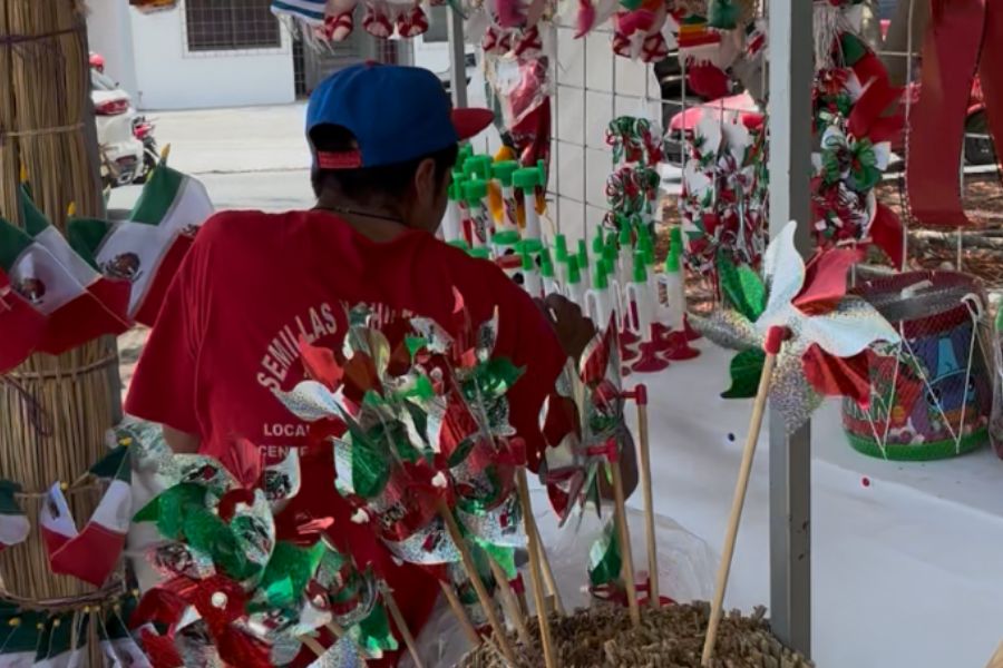 Cancún se pinta de verde, blanco y rojo con venta de artículos patrios