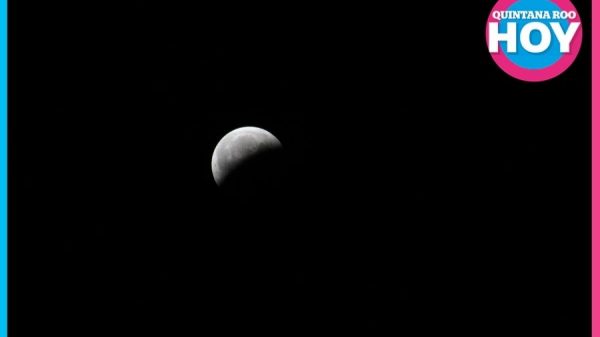 Eclipse lunar en Cancún sorprende con espectáculo nocturno