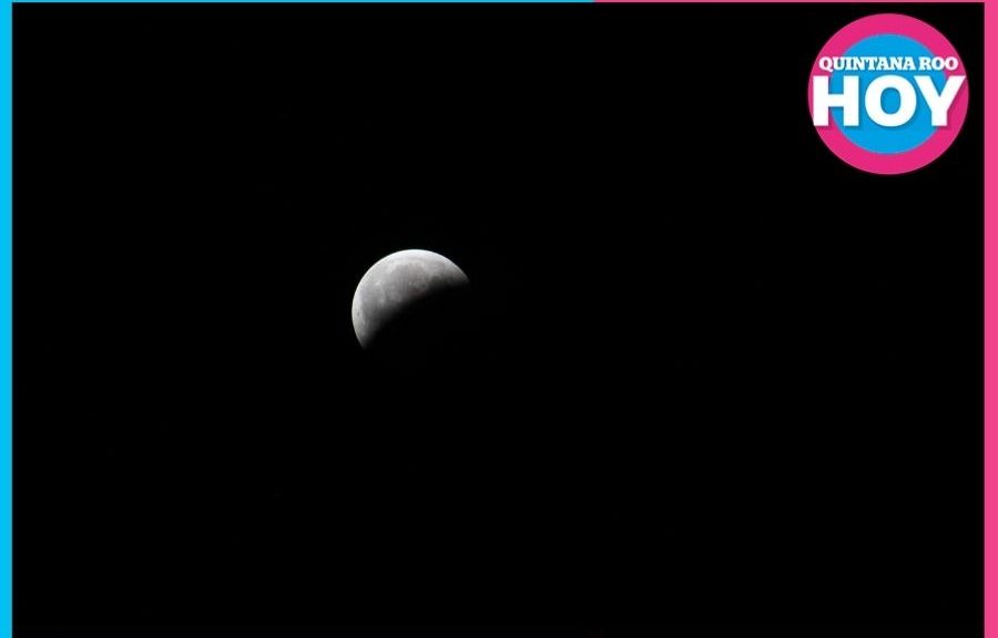 Eclipse lunar en Cancún sorprende con espectáculo nocturno