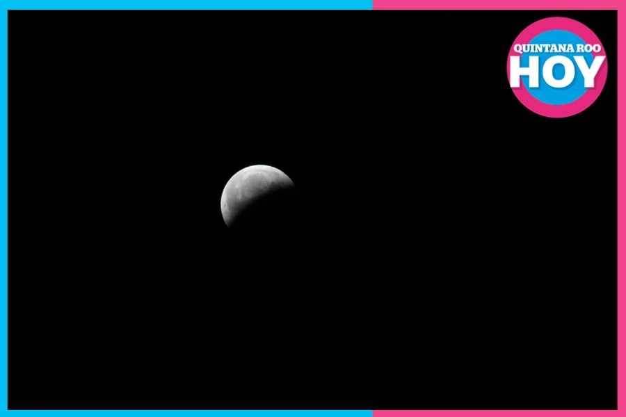 Eclipse lunar en Cancún sorprende con espectáculo nocturno