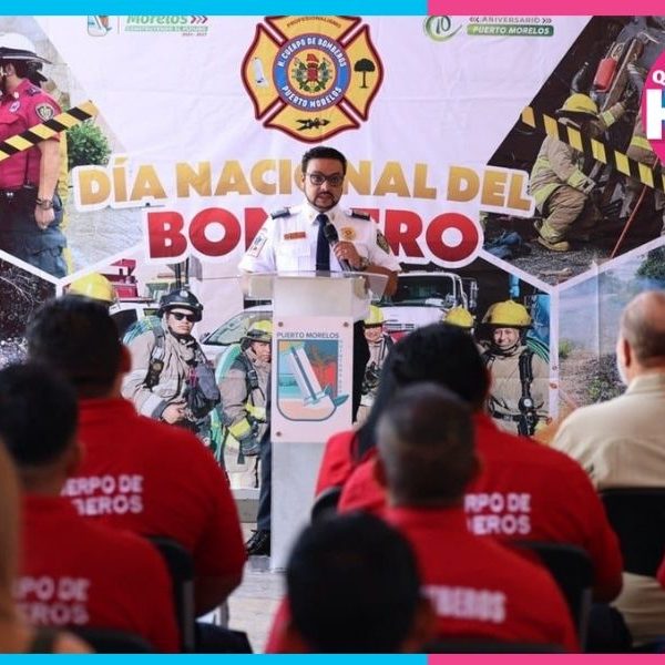 Bomberos de Puerto Morelos estrenan escudo en su día