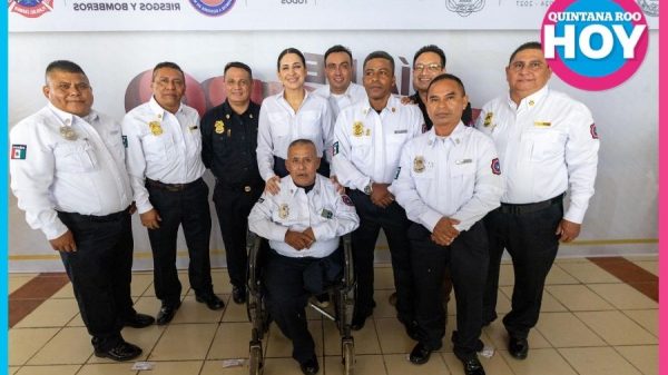 Estefanía Mercado reconoce bomberos por valor y años de servicio