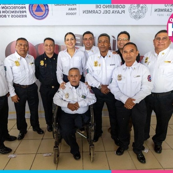 Estefanía Mercado reconoce bomberos por valor y años de servicio