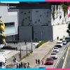 Muere conductora tras caer estructura sobre camioneta en Interlomas