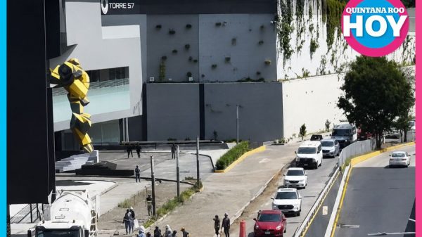 Muere conductora tras caer estructura sobre camioneta en Interlomas