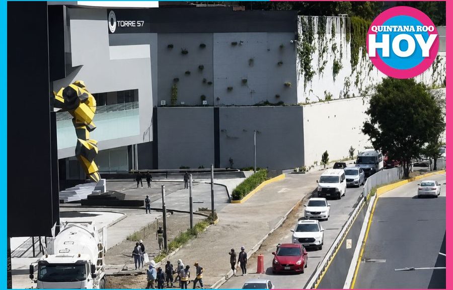 Muere conductora tras caer estructura sobre camioneta en Interlomas