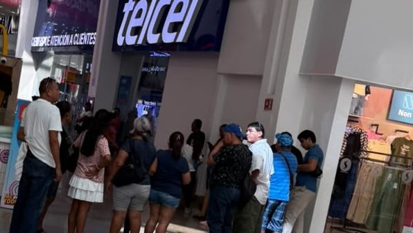 Largas filas en Cancún por registro de líneas