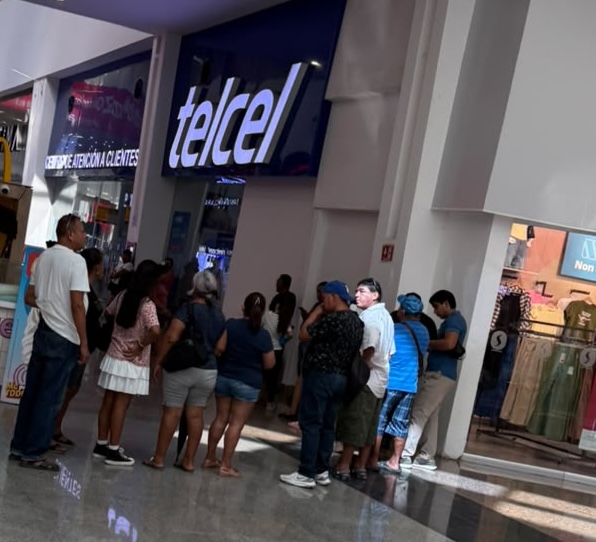 Largas filas en Cancún por registro de líneas