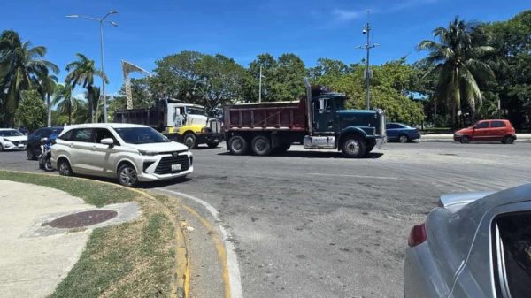 Volqueteros de Chetumal piden aumento de tarifas