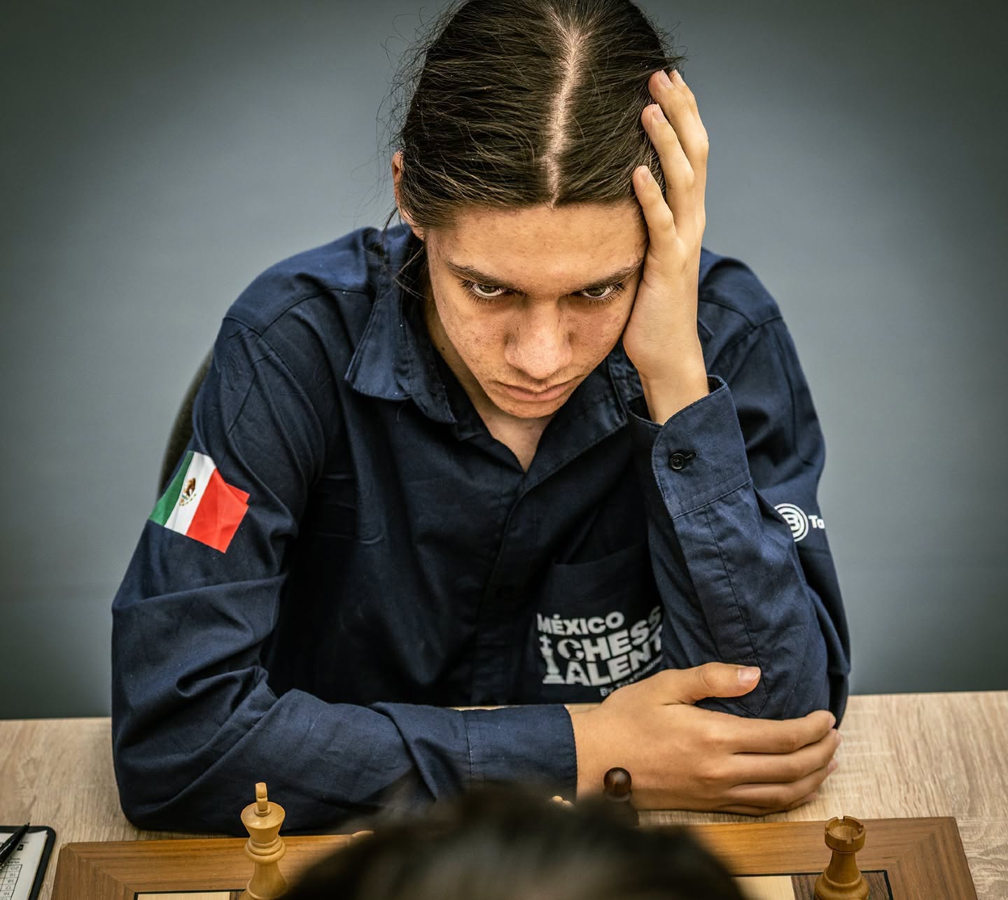 Levi Kalani, campeón invicto de ajedrez en Hungría