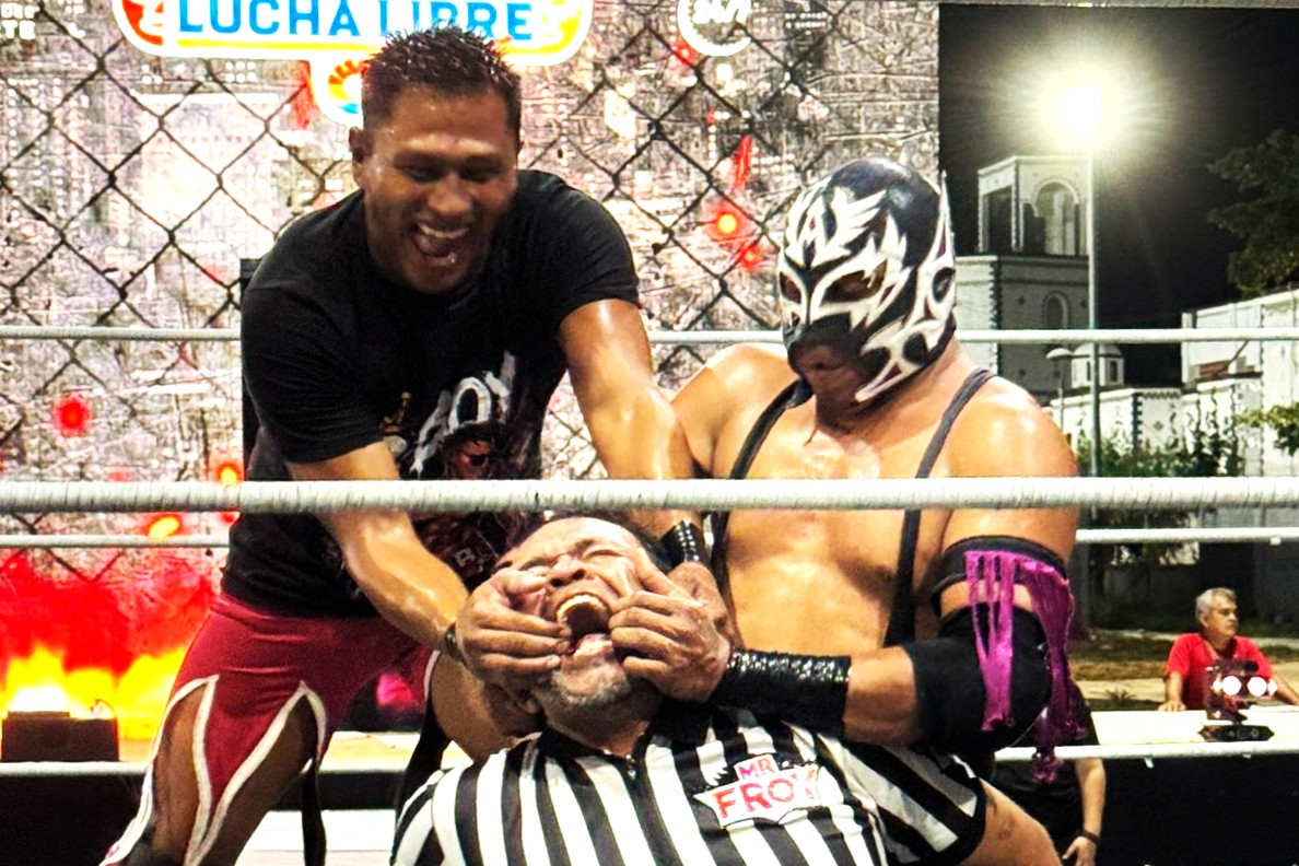 Lucha libre reúne a familias en Cancún