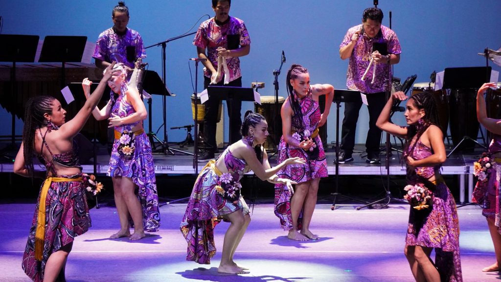 Tambores y danza hacen vibrar al Teatro de la Ciudad