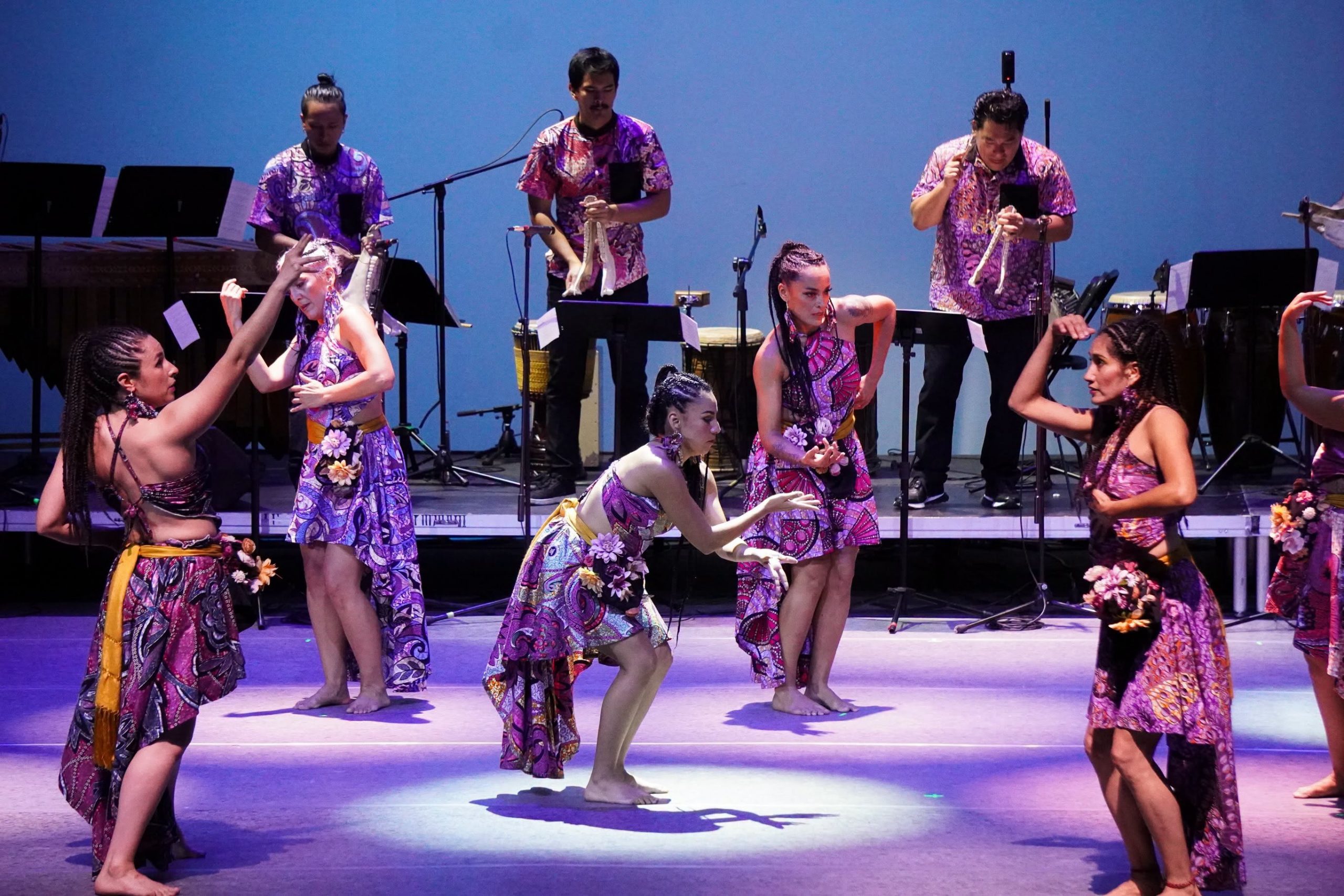 Tambores y danza hacen vibrar al Teatro de la Ciudad