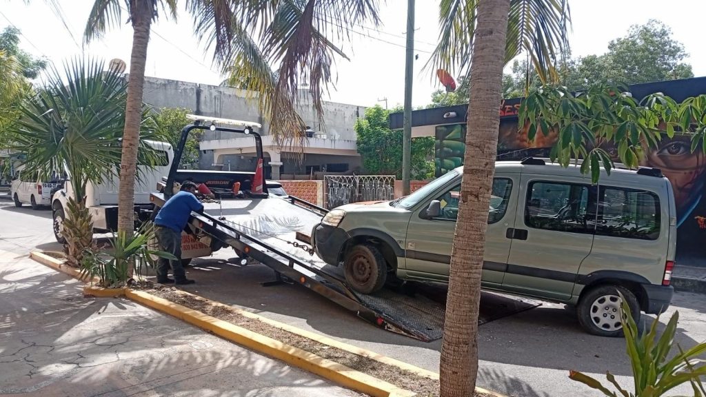 Retiran casi 2 mil 900 vehículos de calles de Playa del Carmen