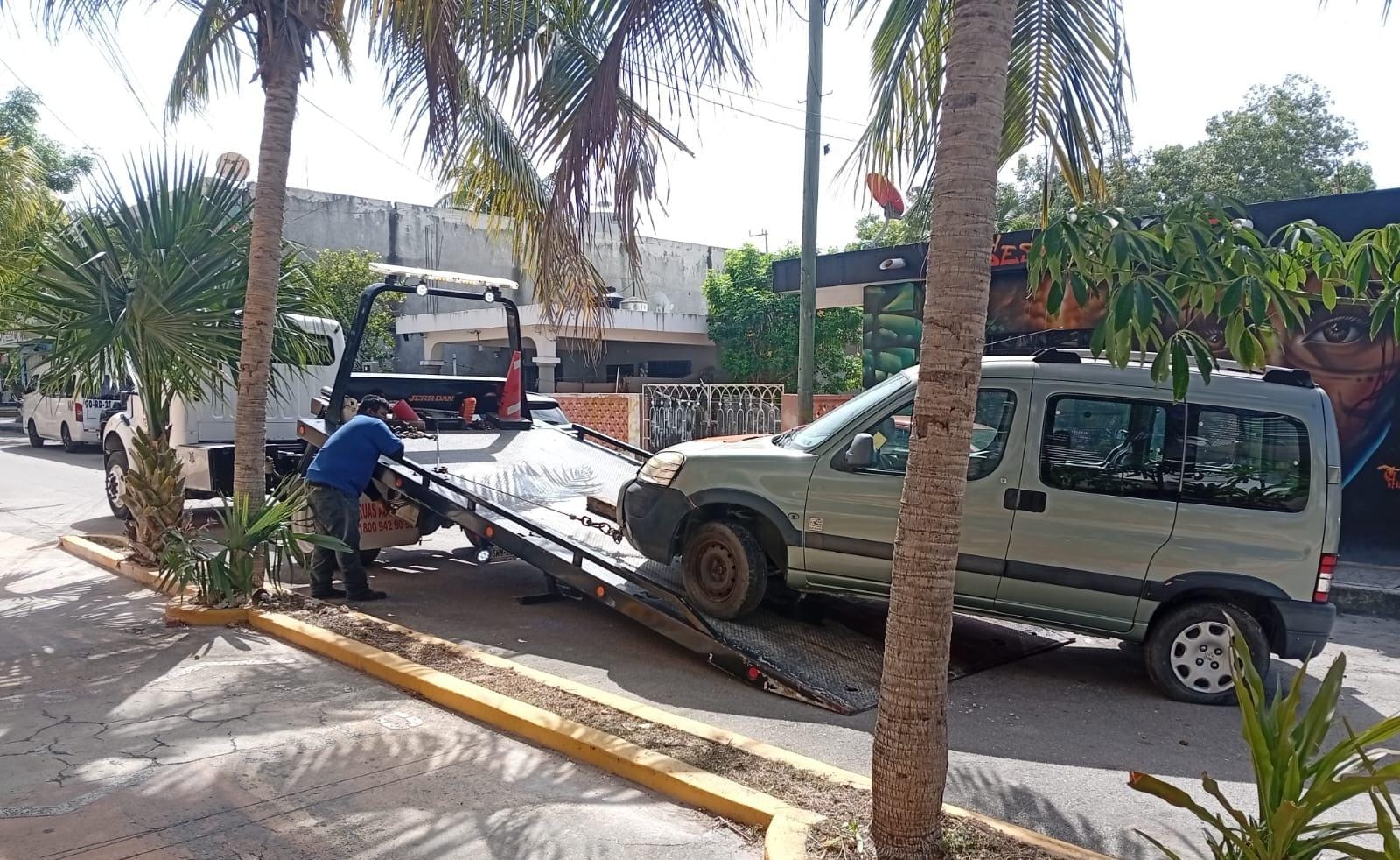 Retiran casi 2 mil 900 vehículos de calles de Playa del Carmen
