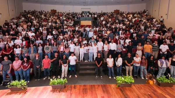 Mara Lezama recibe a 2 mil 399 alumnos de la UQROO