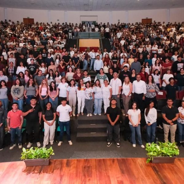 Mara Lezama recibe a 2 mil 399 alumnos de la UQROO