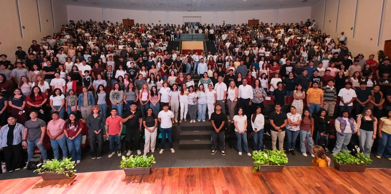 Mara Lezama recibe a 2 mil 399 alumnos de la UQROO
