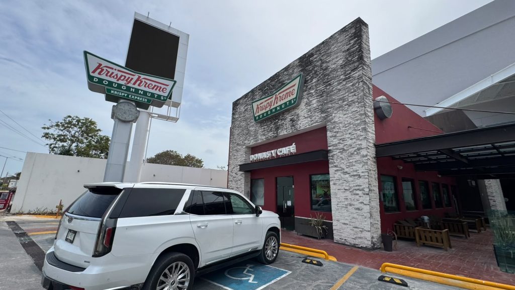 Dinero olvidado en Krispy Kreme genera dudas en Cancún