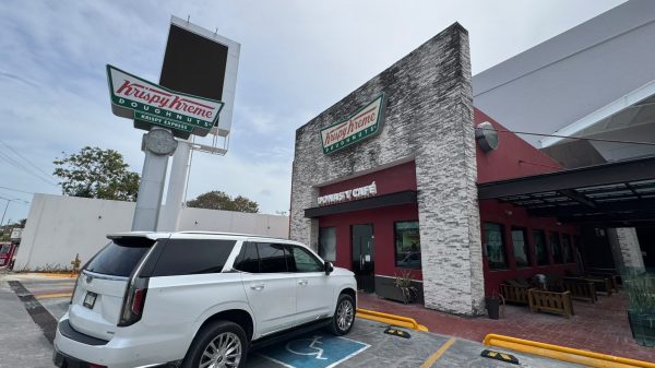 Dinero olvidado en Krispy Kreme genera dudas en Cancún
