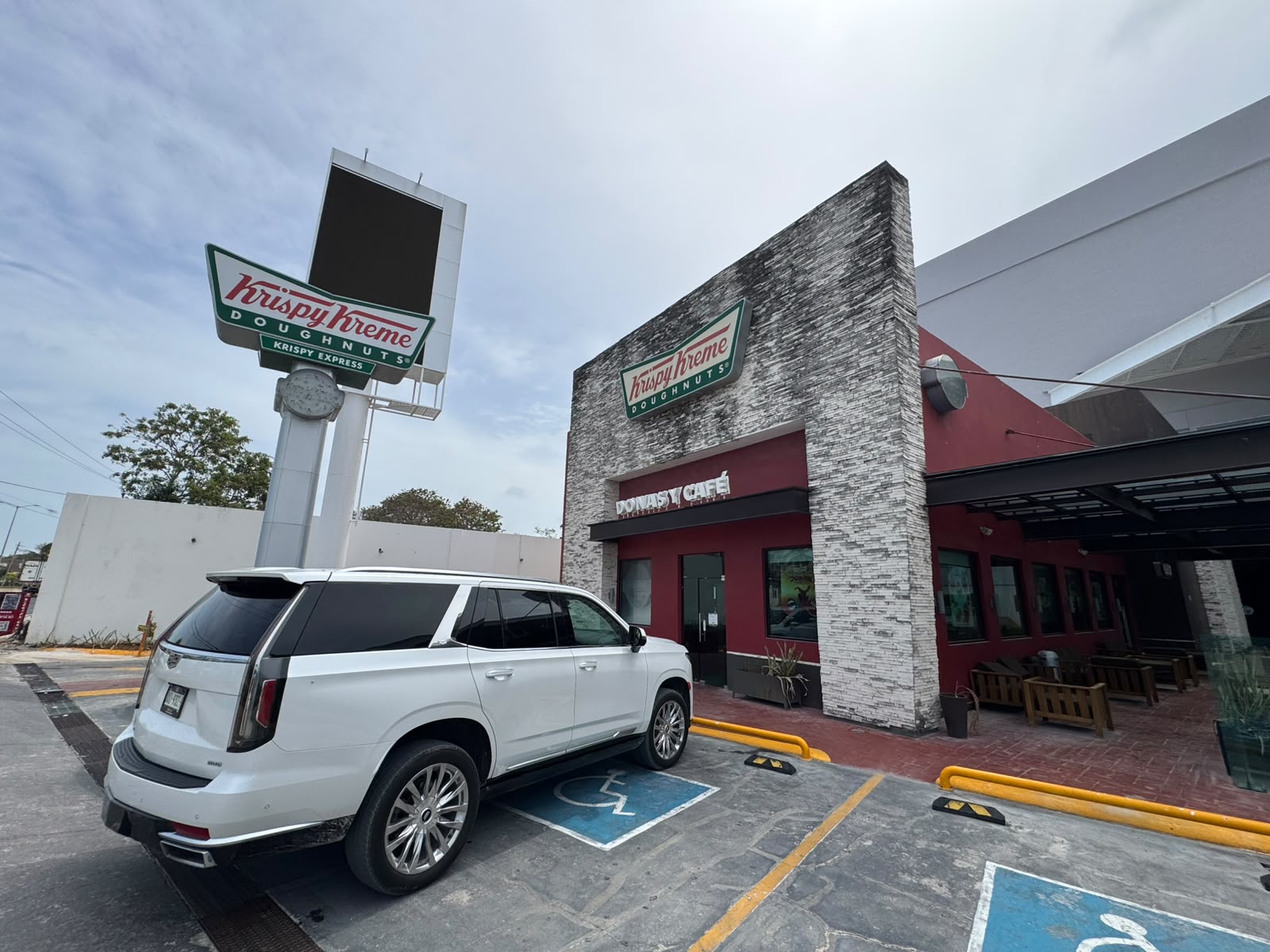 Dinero olvidado en Krispy Kreme genera dudas en Cancún