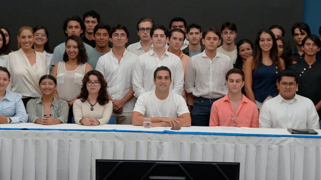 Eugenio Segura dialoga con jóvenes de Quintana Roo